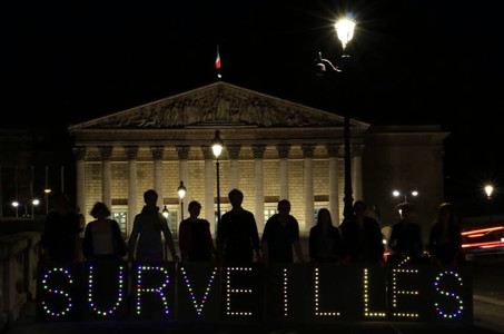 Action le 28 avril 2015 devant l'Assemblée Nationale lors des discussions sur le projet de loi Renseignement. Association « La Quadrature du Net » et le collectif « Lumen - Paris Light Brigade – »